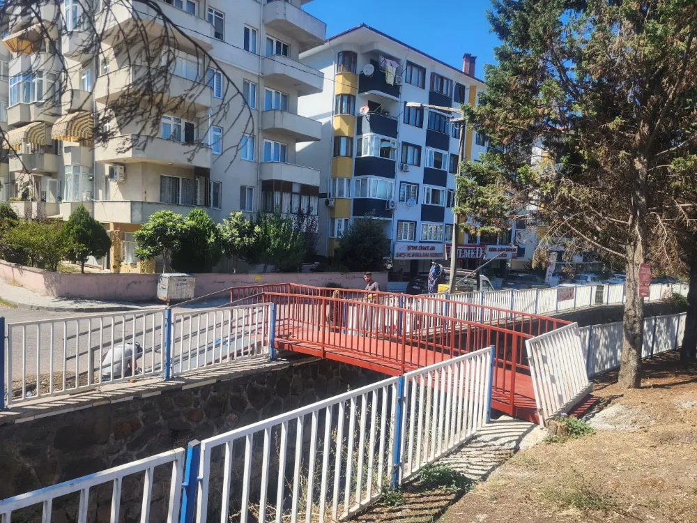 GÖLCÜK BELEDİYESİ NECATİ ÇELİK DEVLET HASTANESİ KARŞISINA YENİ YAYA KÖPRÜSÜ YAPTI