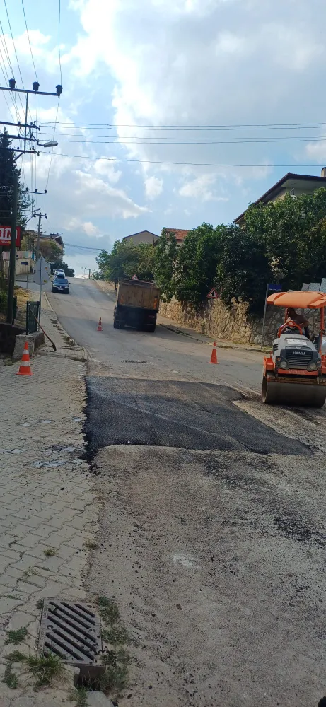 Gölcük’te asfalt yama çalışmaları hız kesmeden devam ediyor