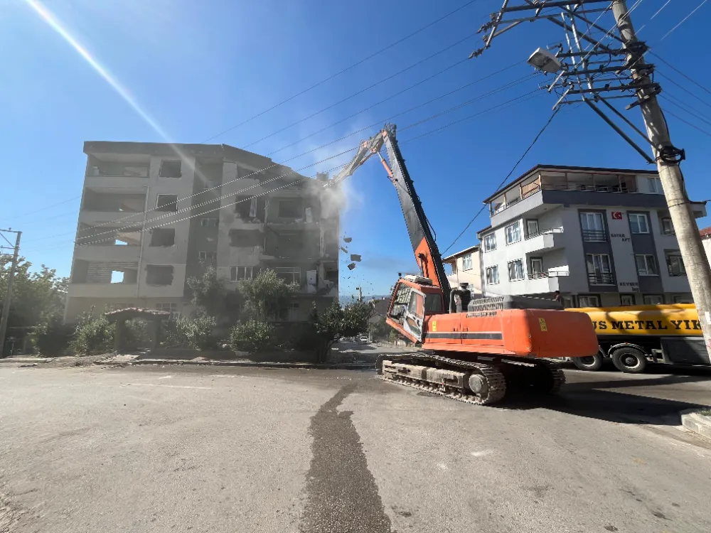 Büyükşehir, 99 depreminde ağır hasar görmüş yapıyı yıkıyor;  DERİNCE’DE AĞIR HASARLI BİNAYA İLK KEPÇE VURULDU