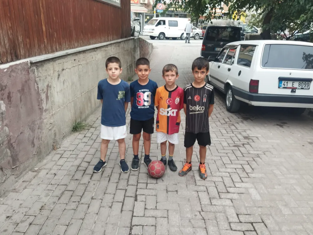 Merkez Mahallesi 166. Sokak’taki çocuklar  HALI SAHA İSTİYOR!