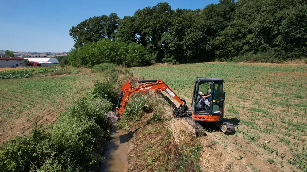 Büyükşehir, çiftçilerin su sıkıntısı çekmemesi için canla başla çalışıyor; Sulama kanallarında hummalı temizlik