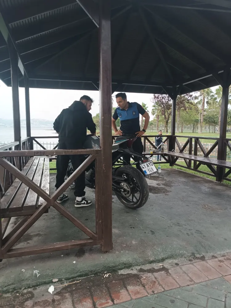 Gölcük Denizevler Sahilinde Motosikletlere Geçit Yok:  Sürücüler Uyarılarak Bölgeden Uzaklaştırıldı