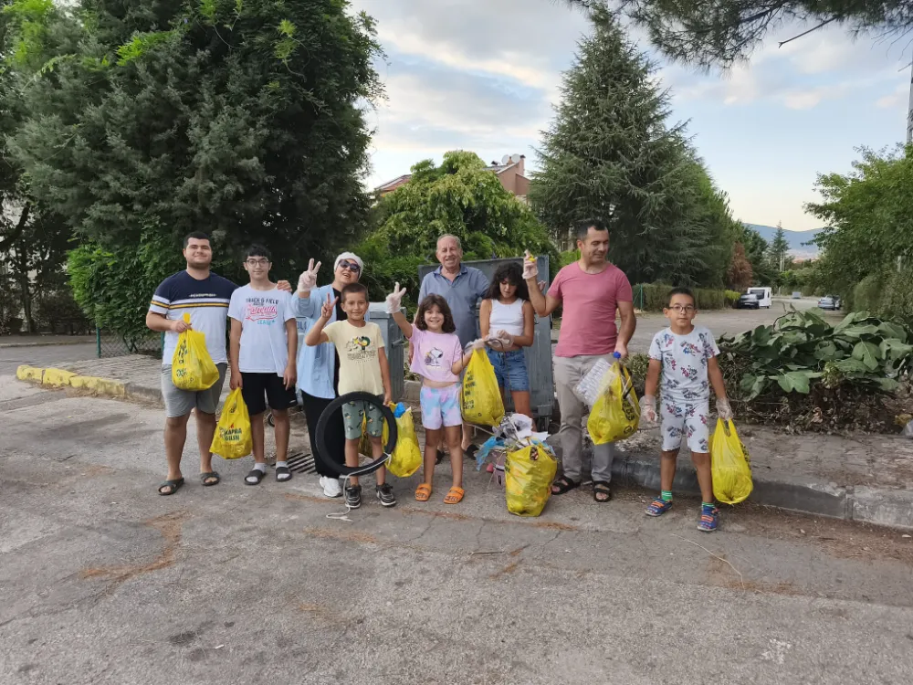 Değirmendere Atatürk Mahallesi, 585 Ada Sitesi sakinlerinden anlamlı etkinlik  ÇOCUKLARA HEM TEMİZLİK HEM GÜVENLİK BİLİNCİ KAZANDIRILDI