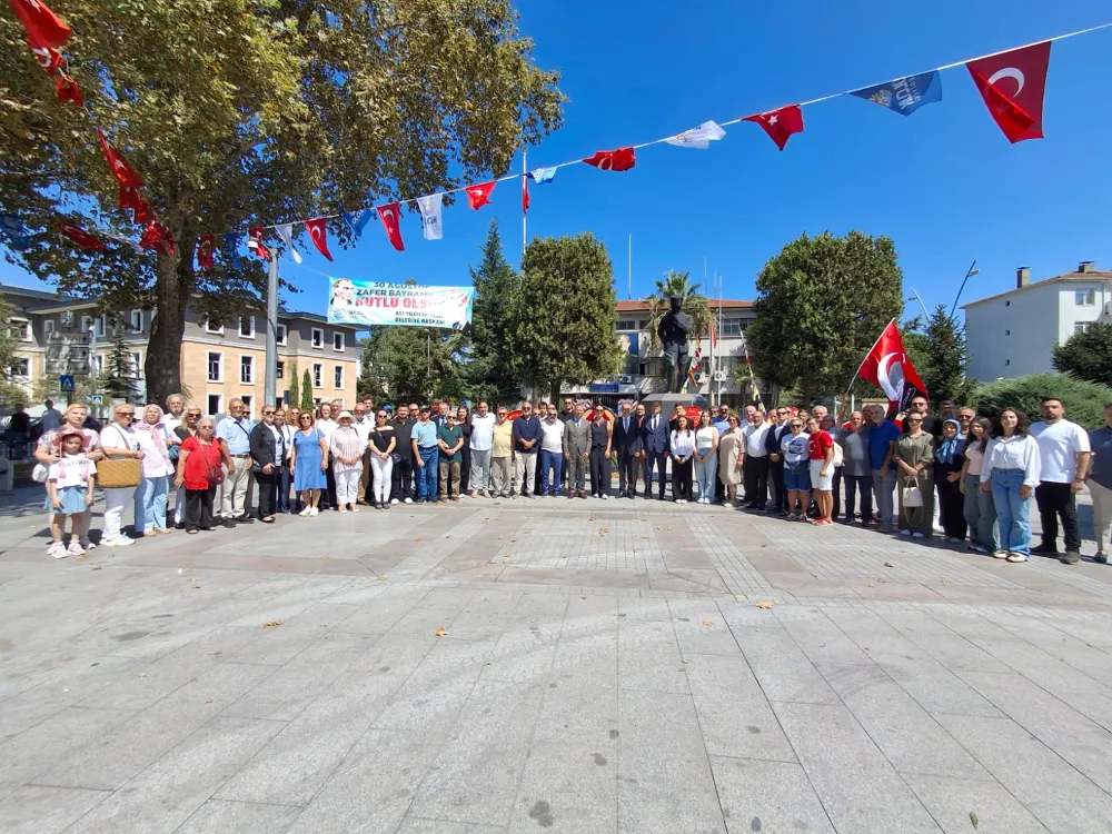 CHP İlçe Başkanlığı 30 Ağustos Zafer Bayramını Anıtpark’ta kutladı  UZUNER”30 AĞUSTOS, ZAFER İNANCININ VE FEDAKARLIĞIN ESERİDİR”