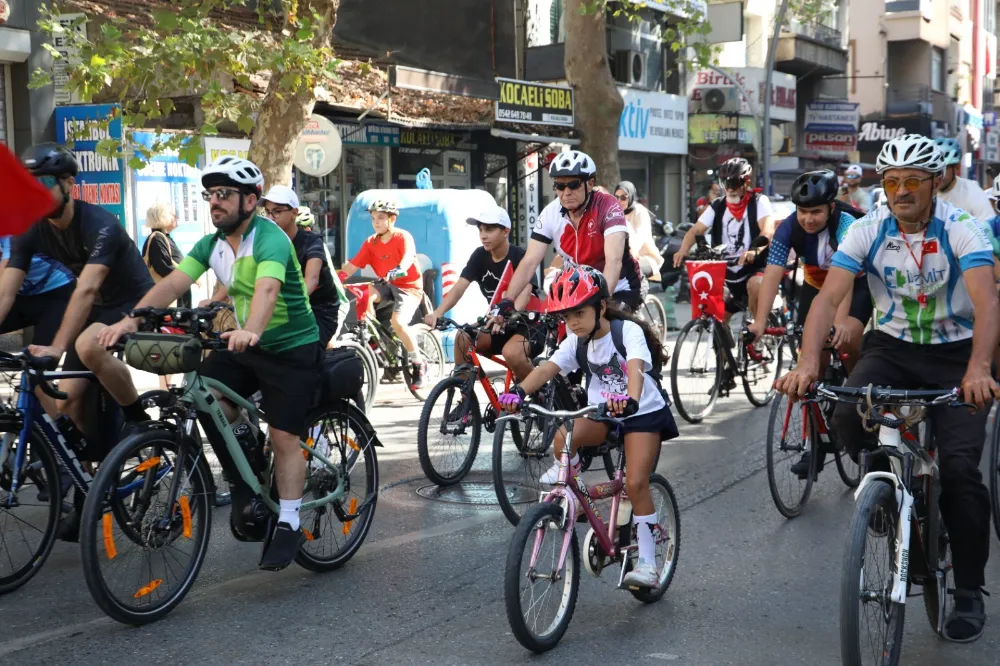 Pedallar zafer için çevrildi    İZMİT’TE COŞKULU BİSİKLET KORTEJİ