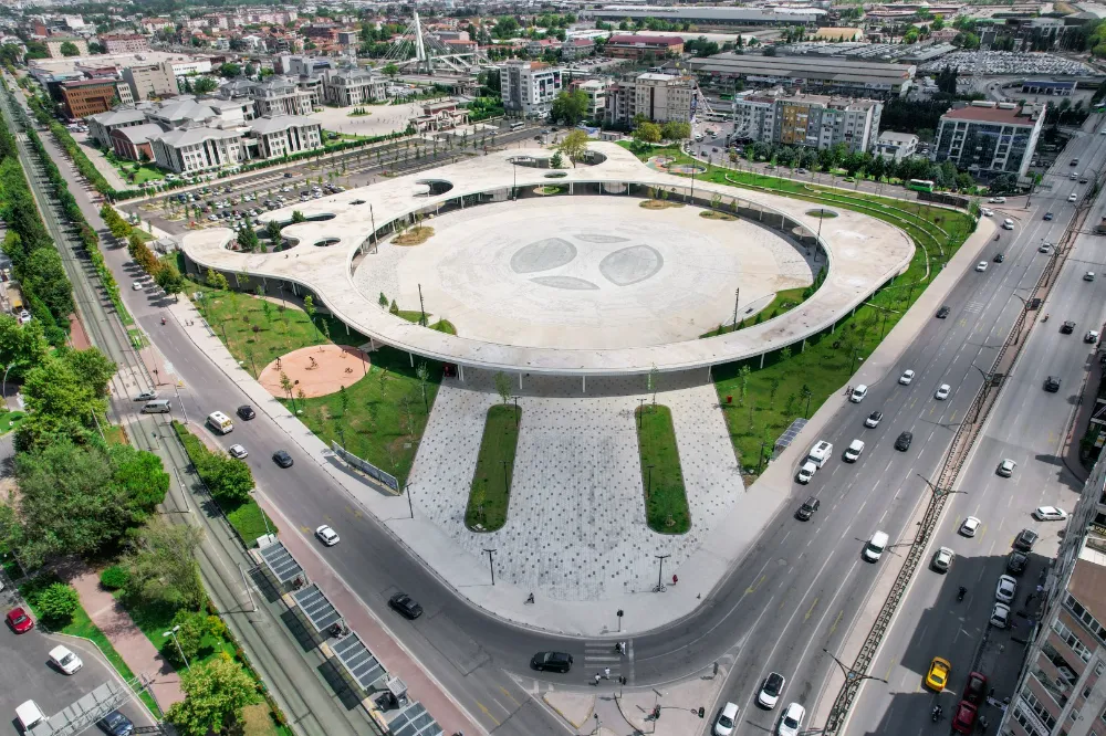 Büyükşehir’in “Yeşil” hassasiyeti  Milli İrade Meydanı’na da yansıdı  15 TÜRDE, 300’DEN FAZLA AĞAÇ DİKİLDİ