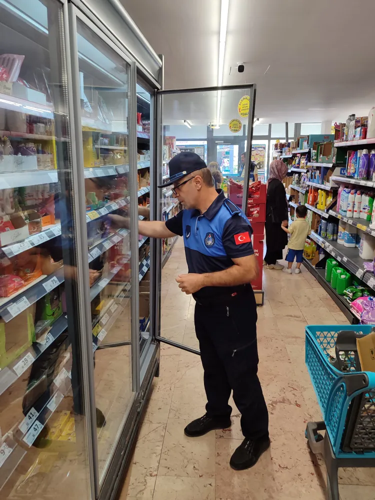 Zabıta Ekiplerinden vatandaşın sağlığı ve hakkı için harekete geçti  GÖLCÜK’TE MARKET DENETİMLERİ SIKLAŞTI