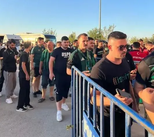 Kocaelispor taraftarını taşıyan otobüs yandı!