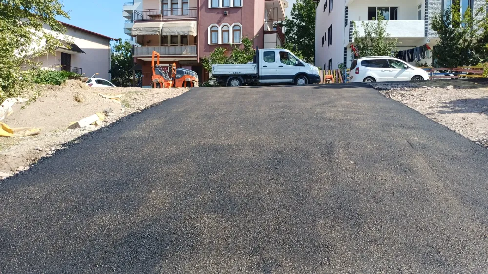 Gölcük’te Asfalt Yama Çalışmaları Aralıksız Sürüyor