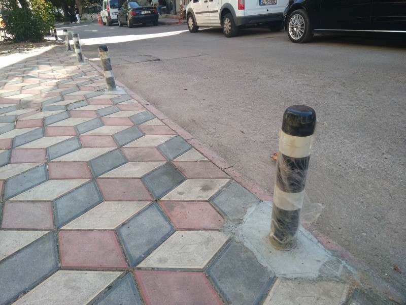 Değirmendere Reşat Nuri Caddesi’ne yeni dubalar konuldu